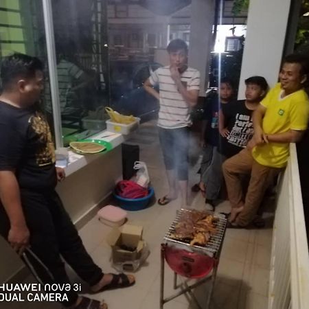D Wangi Homestay Pasir Gudang At Ecotropic Buitenkant foto