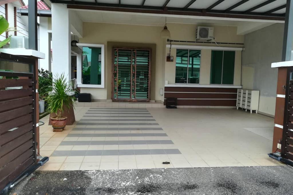 D Wangi Homestay Pasir Gudang At Ecotropic Buitenkant foto