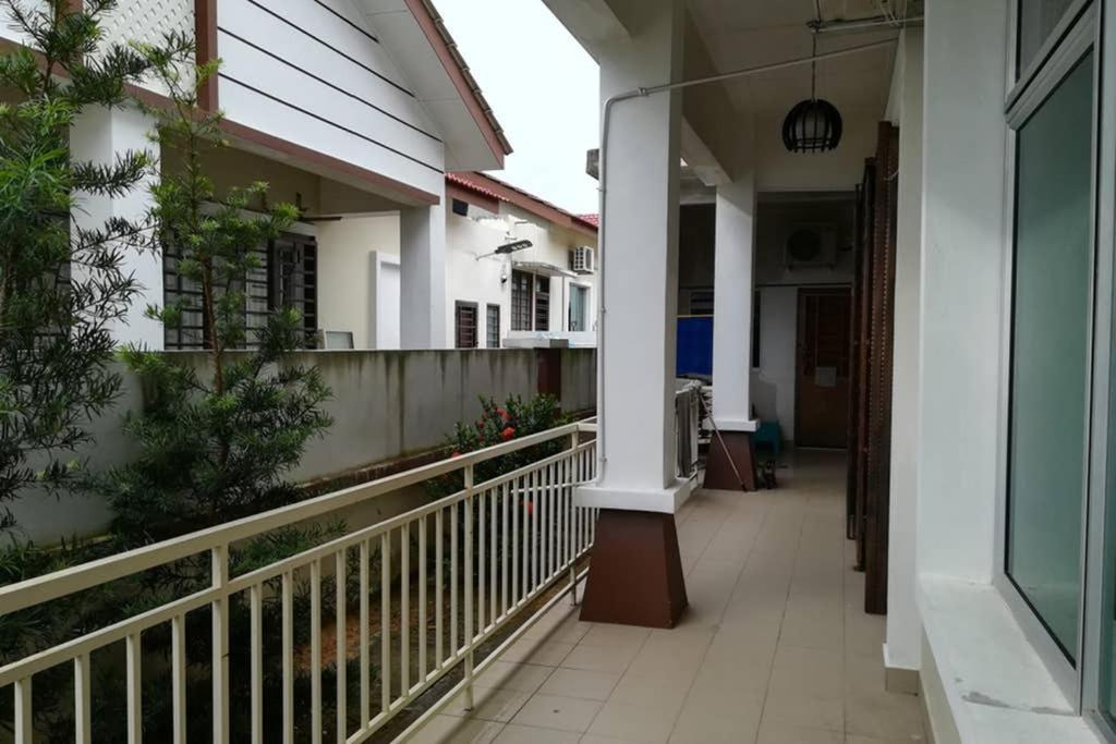 D Wangi Homestay Pasir Gudang At Ecotropic Buitenkant foto